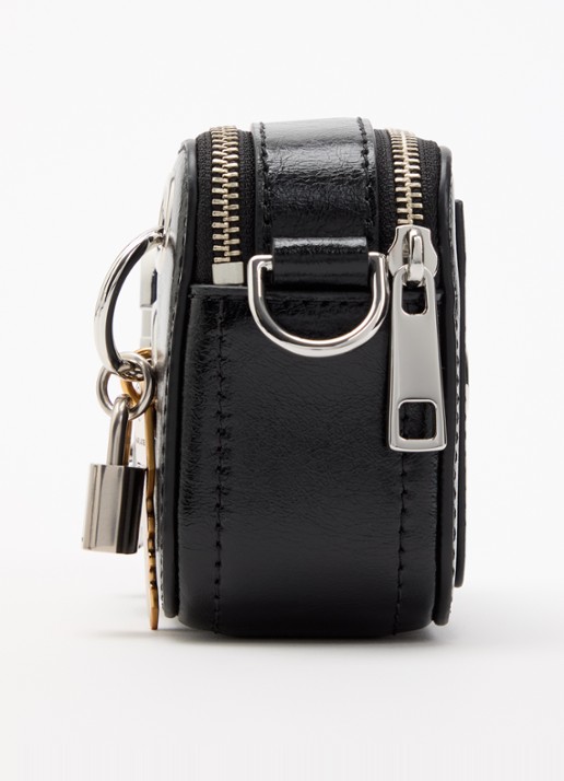 Marc Jacobs The Grommet Charm Snapshot crossbodytas van lakleer - detail 4 zwart
