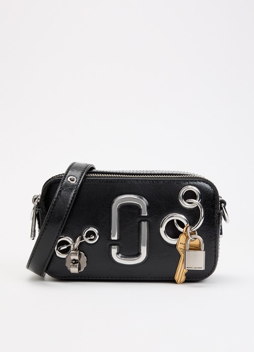 Marc Jacobs The Grommet Charm Snapshot crossbodytas van lakleer