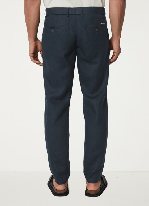 Marc O'Polo Osby tapered fit chino van linnen met plooidetail - achterkant 4 donkerblauw