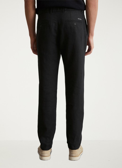 Marc O'Polo Osby tapered fit chino van linnen met plooidetail - achterkant 4 zwart