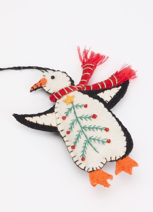 Meander Pinguïn met sjaal kersthanger 12 cm - detail gebroken wit