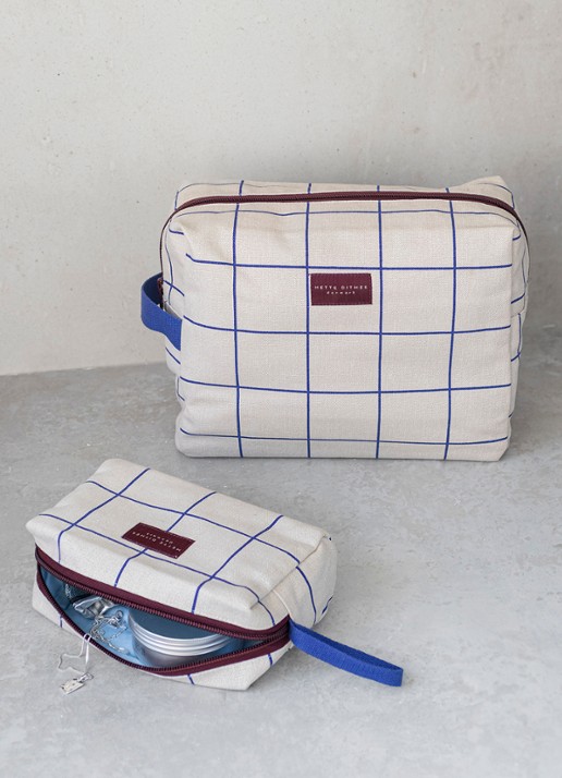 Mette Ditmer Bring-It toilettas met streepprint - voorkant 2 bordeauxrood