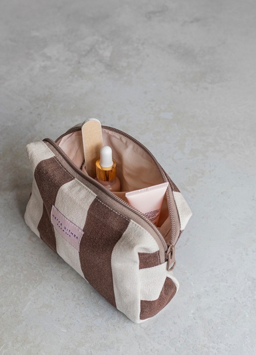 Mette Ditmer Bring-It toilettas met streepprint - detail bruin