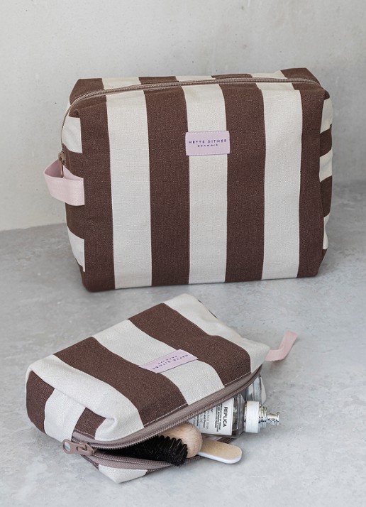 Mette Ditmer Bring-It toilettas met streepprint - voorkant 3 bruin