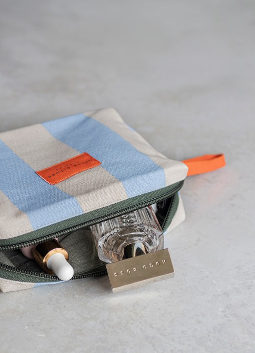 Mette Ditmer Bring-It toilettas met streepprint - detail 4 lichtblauw