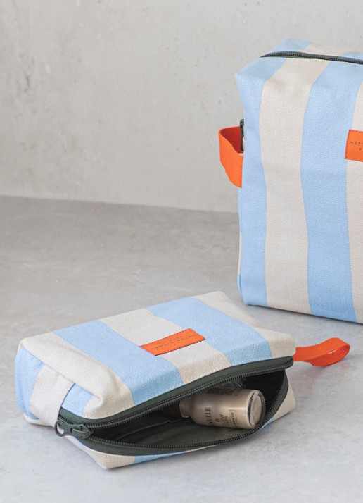 Mette Ditmer Bring-It toilettas met streepprint - voorkant 2 lichtblauw