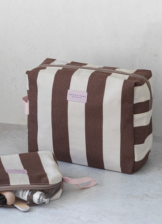 Mette Ditmer Bring-It toilettas met streepprint - voorkant 2 bruin