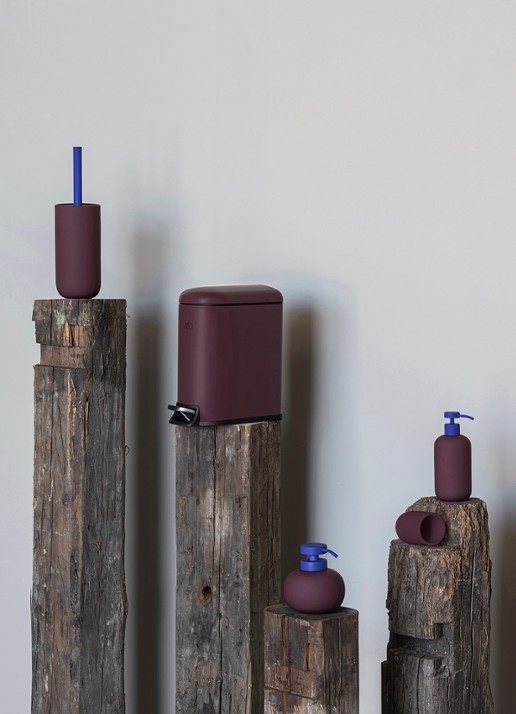 Mette Ditmer Lotus Play zeepdispenser - detail 2 bordeauxrood