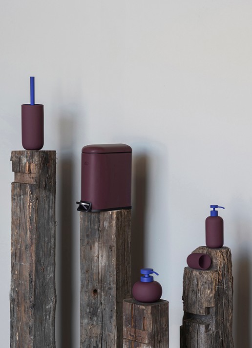 Mette Ditmer Lotus Play zeepdispenser - detail bordeauxrood