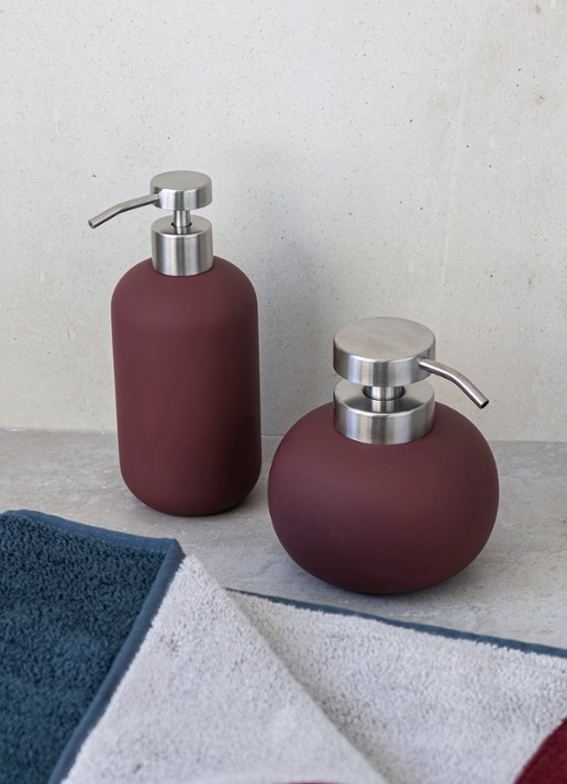 Mette Ditmer Lotus Play zeepdispenser - voorkant 3 bordeauxrood