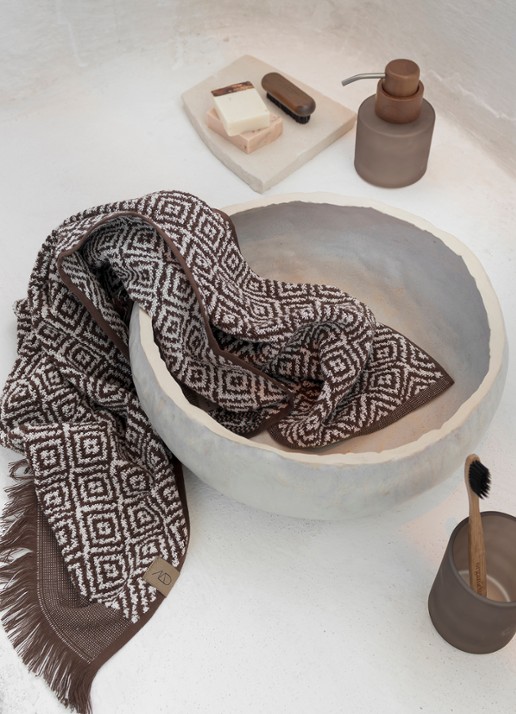 Mette Ditmer Morocco badhanddoek - 550 gr/m2 - 135 x 70 cm - voorkant 2 chocoladebruin