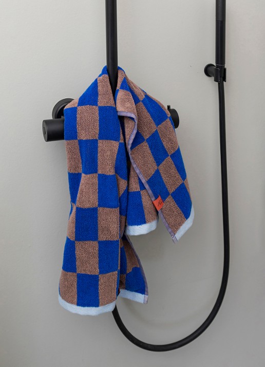 Mette Ditmer Retro badhanddoek - 50 x 90 cm - voorkant 2 kobaltblauw