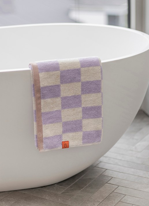 Mette Ditmer  Retro badhanddoek 70 x 133 cm - voorkant 3 lila