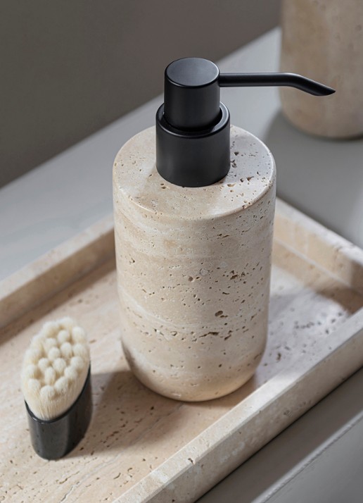 Mette Ditmer Travertine Tall zeepdispenser van Travertijn - voorkant 4 beige