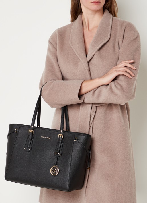 Michael Kors Voyager Medium schoudertas met logo - voorkant 5 diepzwart