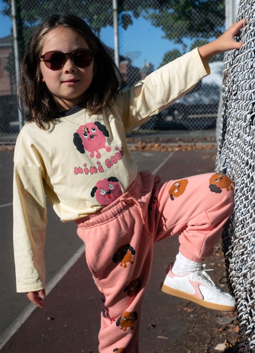 Mini Rodini Doggies tapered fit joggingbroek met print - voorkant 4 zalmroze