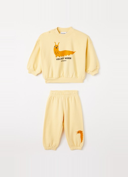 Mini Rodini Velvet Worm set van sweater met joggingbroek 2-delig - voorkant 3 geel
