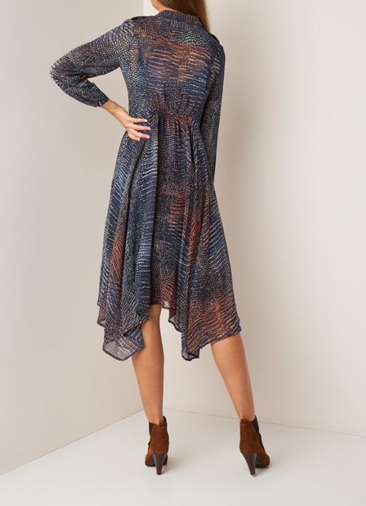 Mint Velvet Marlee midi-jurk van chiffon met slangendessin  - achterkant donkerblauw