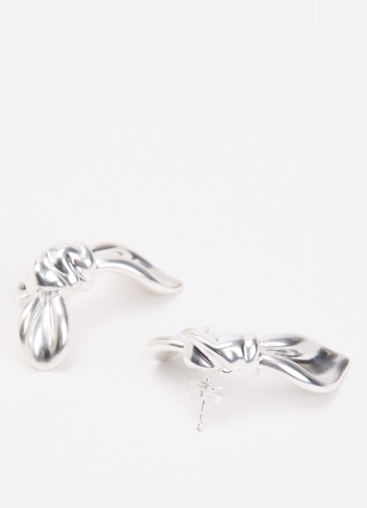 Missoma Markgong Bow Oversized oorstekers - detail zilver