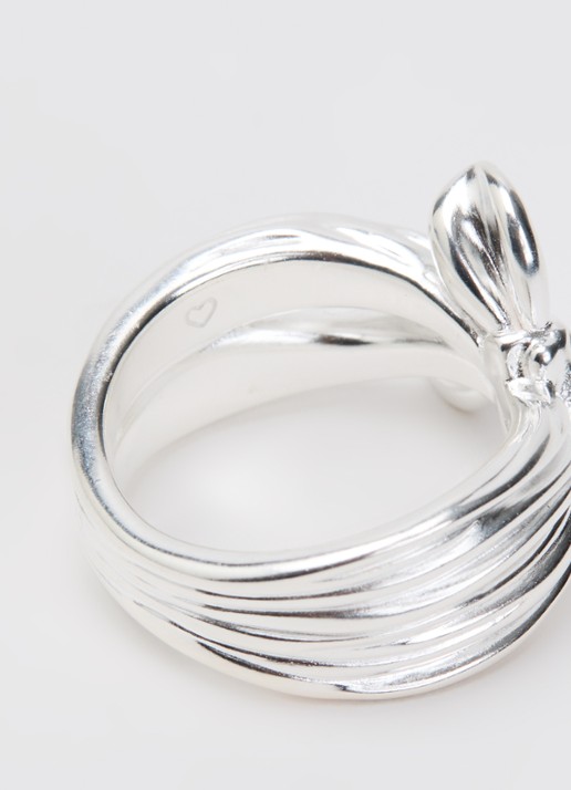 Missoma Markgong Bow ring - detail zilver
