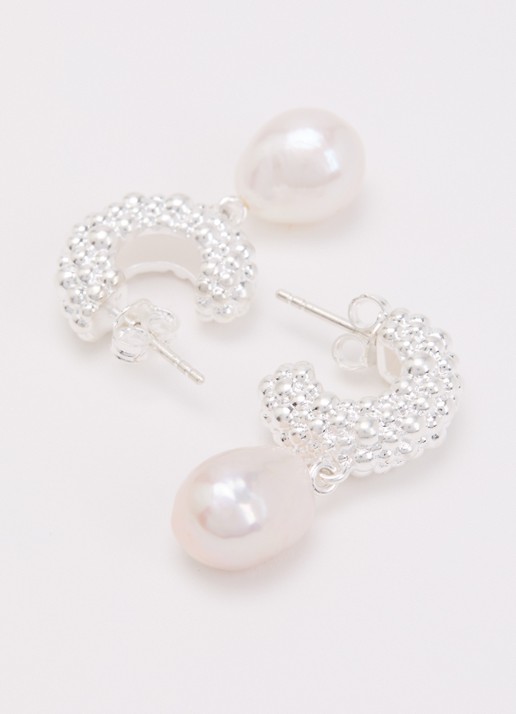Missoma Pearl Baya oorstekers verguld - detail zilver