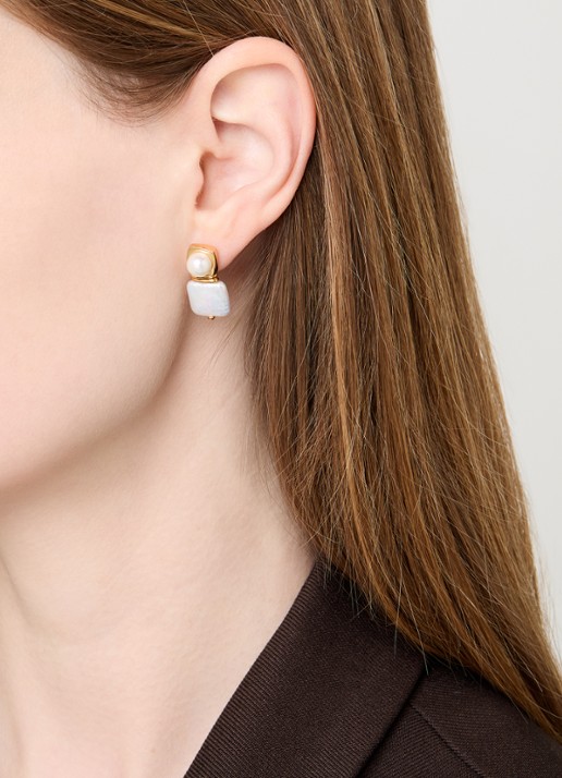 Missoma Square Pearl Stud oorstekers - voorkant 4 goud