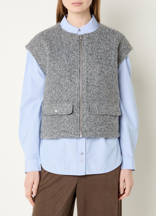 Modström Bibber grofgebreid gilet met klepzakken - detail 2 grijsmele