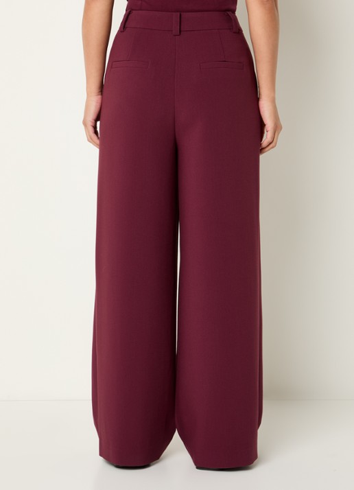 Modström Gale high waist straight fit pantalon met steekzakken en persplooi - achterkant donkerrood