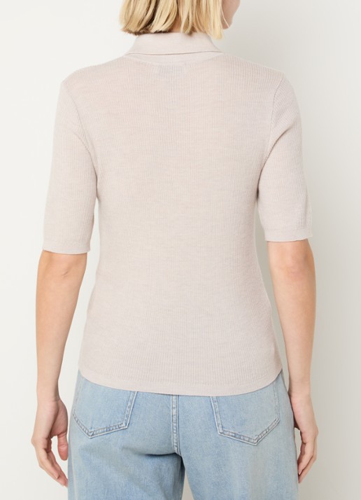 Modström Hiroki ribgebreide top van wol met polokraag - achterkant beige