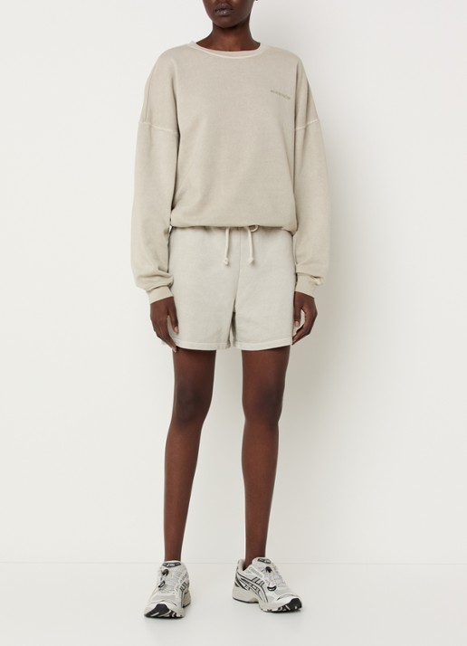 Modström Niarn high waist straight fit korte joggingbroek van  katoen met logo - voorkant 2 lichtgrijs
