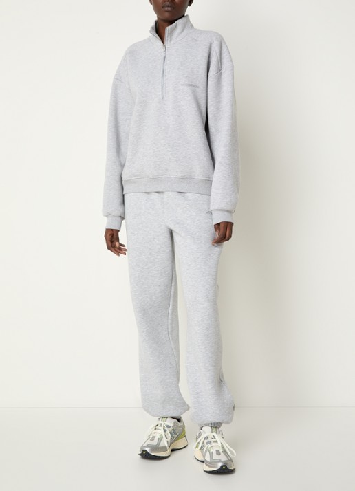 Modström Tia high waist tapered fit joggingbroek met logo en steekzakken - voorkant 2 grijsmele