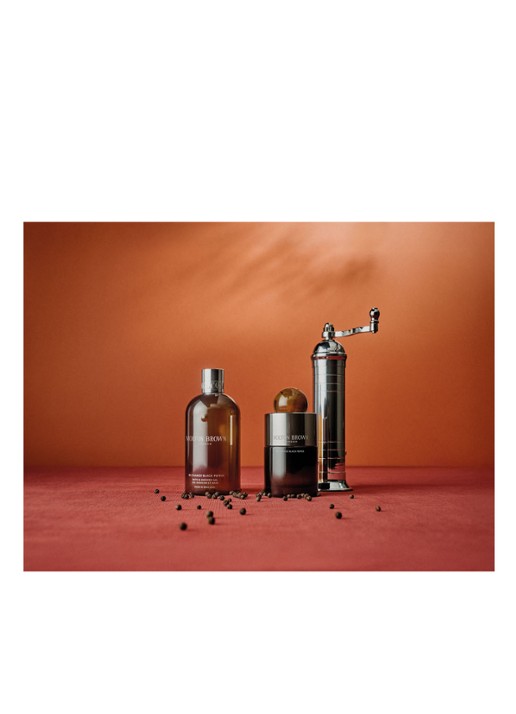 Molton Brown Re-Charge Black Pepper Signature Scented Candle - geurkaars - detail 3 undefined