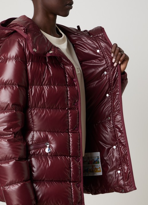 Moncler Barante gewatteerd jack met donsvulling en capuchon - detail 5 bordeauxrood