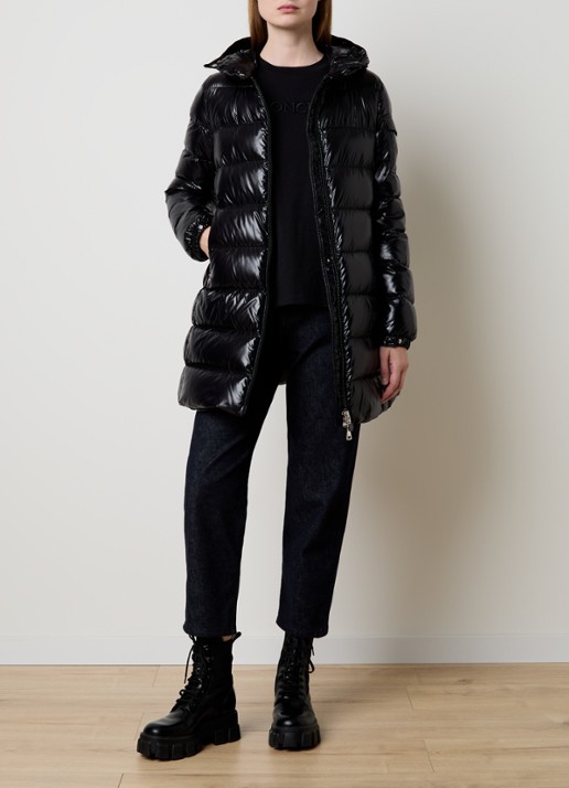 Moncler Courcelle longline puffer jas met glanzende finish en logo - voorkant 2 zwart