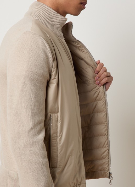 Moncler Fijngebreid vest in scheerwolblend met gewatteerd voorpand met donsvulling - detail 2 beige