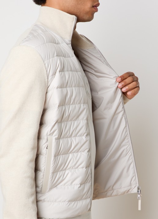 Moncler Fijngebreid vest met gewatteerd voorpand in kasjmierblend met donsvulling - detail 3 creme