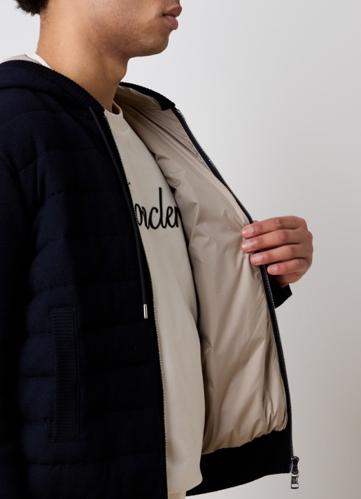 Moncler Fijngebreid vest van scheerwol met gewatteerd voorpand en donsvulling - detail 4 donkerblauw