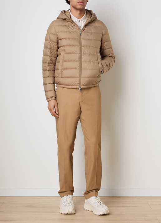 Moncler Gewatteerde jas met donsvulling en capuchon - voorkant 2 zand