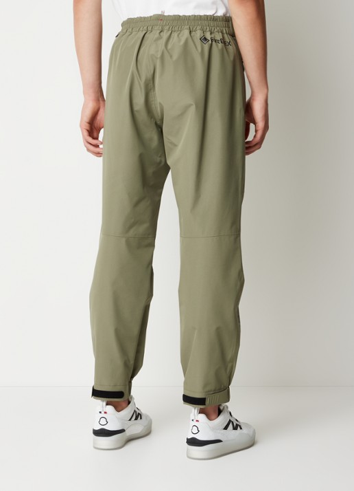 Moncler Gore-Tex tapered fit joggingbroek van softshell met ritszakken - achterkant mosgroen