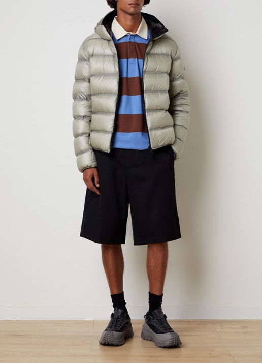 Moncler Guadiana puffer jack met donsvulling en capuchon - voorkant 2 lichtgrijs