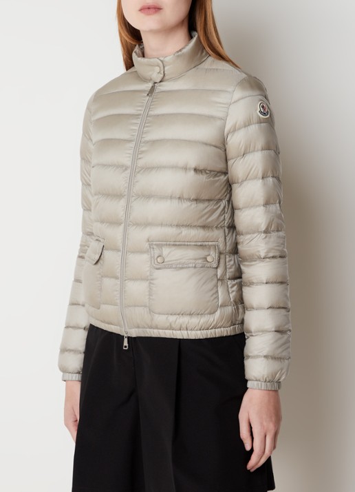 Moncler Lans gewatteerd jack met donsvulling met logoborduring - detail donkerbeige