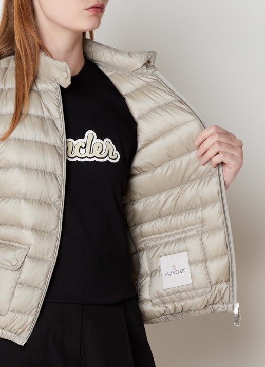 Moncler Lans gewatteerd jack met donsvulling met logoborduring - detail 2 donkerbeige