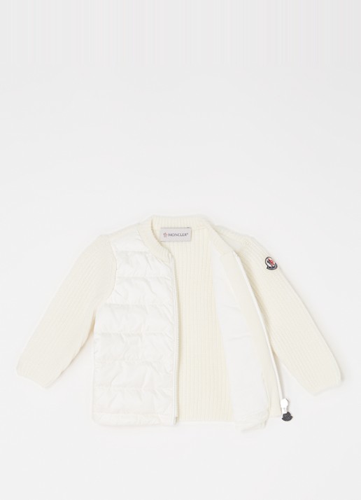 Moncler M1241 grofgebreid vest van wol met gewatteerde voorpand met donsvulling - voorkant 2 wit