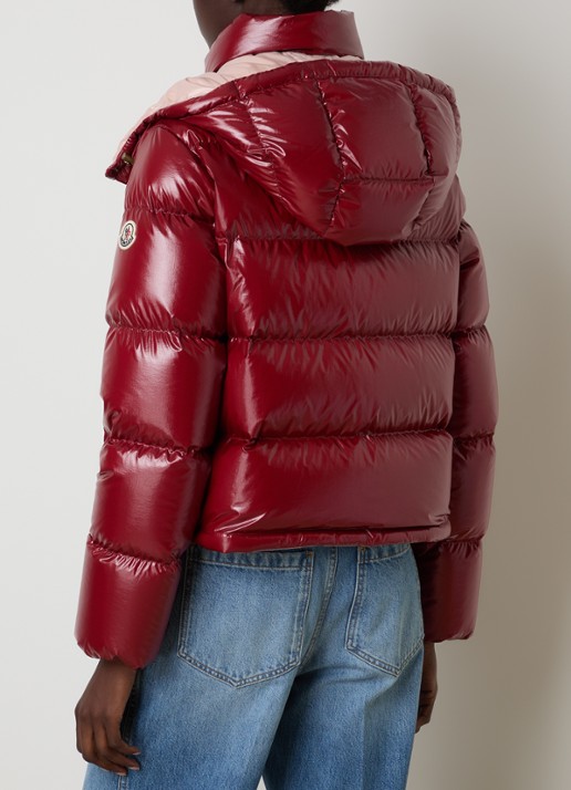 Moncler Niveole cropped puffer jack met donsvulling en afneembare capuchon - achterkant kersenrood
