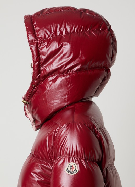 Moncler Niveole cropped puffer jack met donsvulling en afneembare capuchon - detail 3 kersenrood