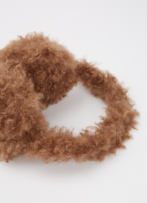 Moncler Oorwarmers van teddy met logo - detail camel