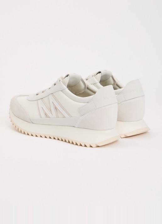 Moncler Pacey2 sneaker met suède details en logo - achterkant gebroken wit