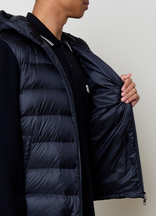 Moncler Ribgebreid vest van scheerwol met gewatteerd voorpand met donsvulling - detail 3 donkerblauw