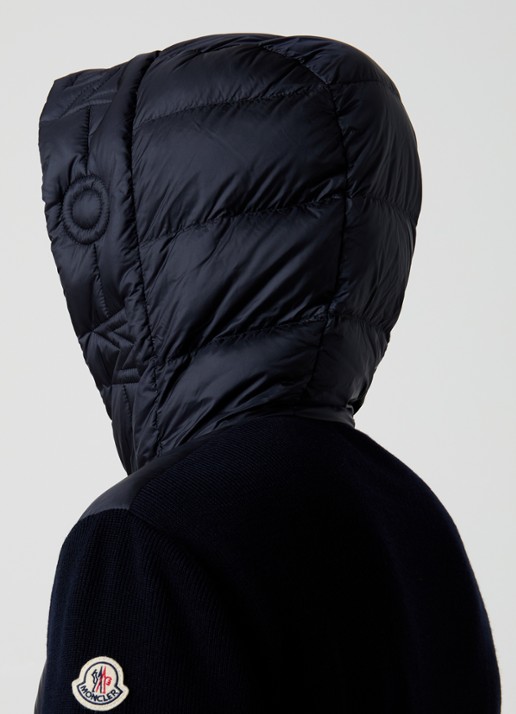 Moncler Ribgebreid vest van scheerwol met gewatteerd voorpand met donsvulling - detail 4 donkerblauw