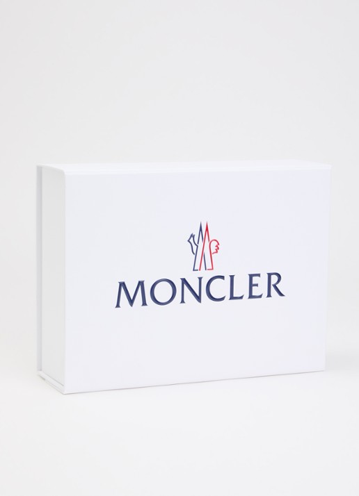 Moncler Set van romper met muts en slab in giftbox 3-delig - detail wit